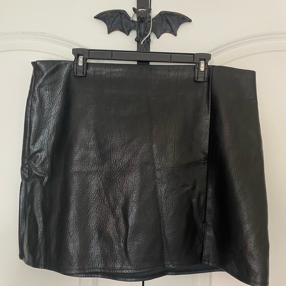 Old Navy Faux Leather Black Miniskirt Zipper Side, Elegant and Feminine NWT XL - Picture 3 of 11